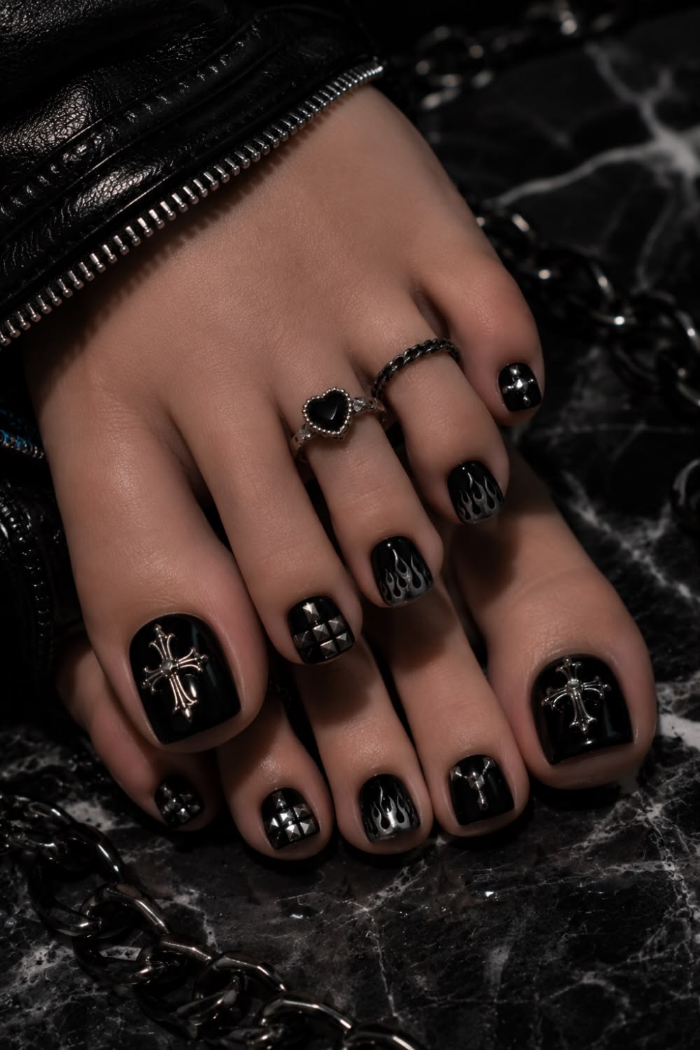 Nail chân màu đen phong cách gothic ngầu cá tính